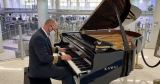 Passing the Time With a Piano-Playing Pilot