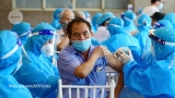COVID vaccines cut the risk of transmitting Delta — but not for long