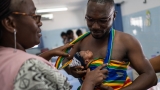 Kangaroo care for newborns comes to the Ivory Coast’s moms and dads : Goats and Soda : NPR